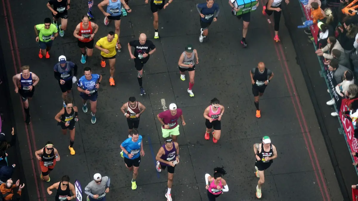 Läuferinnen und Läufer überqueren die Tower Bridge während des TCS London Marathon. +++ dpa-Bildfunk +++