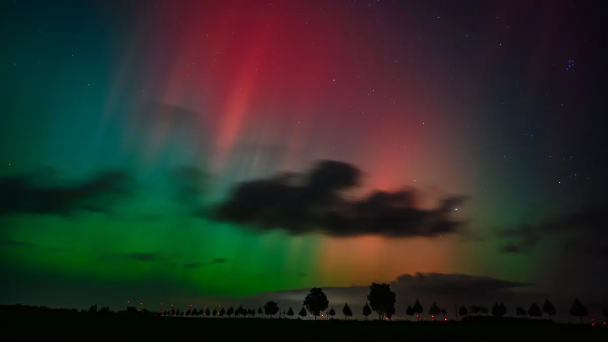 Polarlichter leuchten am Nachthimmel über der Landschaft im östlichen Brandenburg. +++ dpa-Bildfunk +++