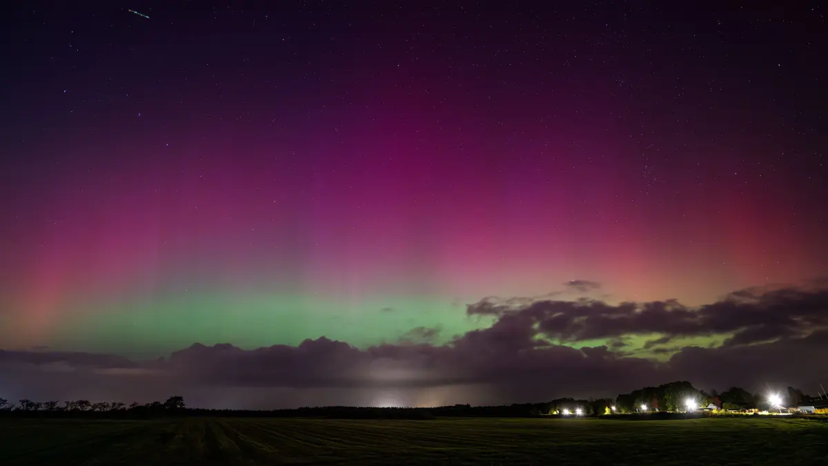 Polarlichter sind am Himmel, nahe Harrislee kurz hinter der dänischen Grenze und am Flensburger Hafen zu sehen. +++ dpa-Bildfunk +++
