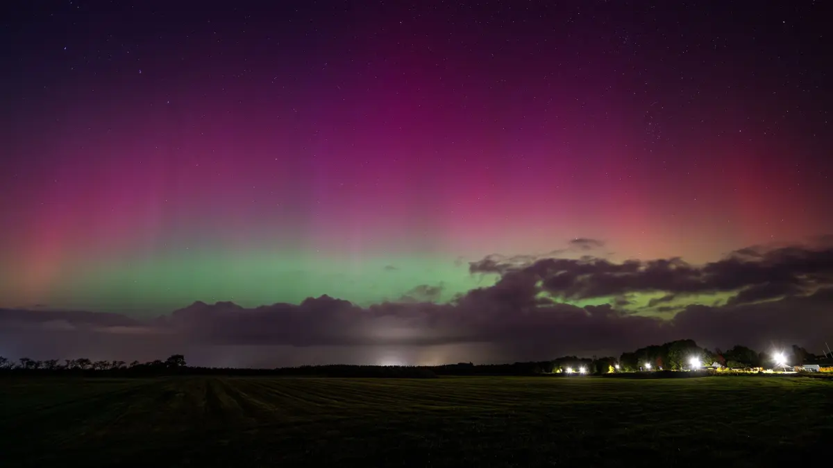 Polarlichter sind am Himmel, nahe Harrislee kurz hinter der dänischen Grenze und am Flensburger Hafen zu sehen. +++ dpa-Bildfunk +++