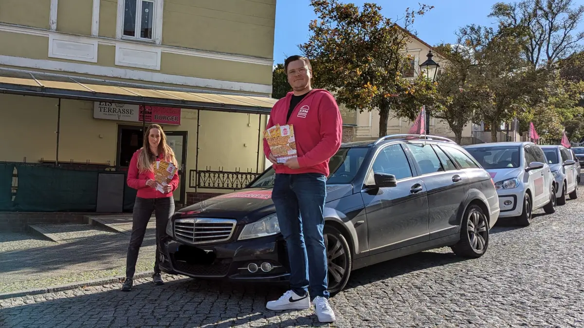 Tanja Sachse (l.) und Willi Grawunder vor ihrem Lokal in Bad Freienwalde. Die beiden betreiben einen Lieferdienst für Pizza und Burger.