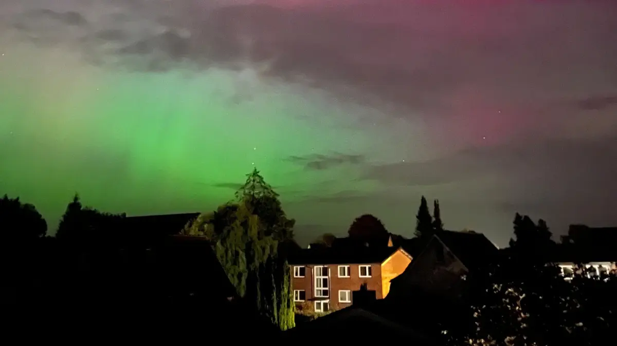Polarlichter bekannt auch als Nordlichter erhellen den Himmel über Hamburg-Duvenstedt +++ dpa-Bildfunk +++