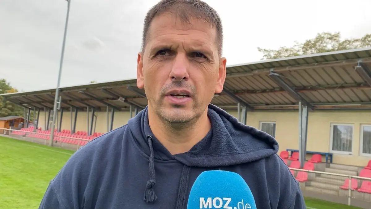 Enis Djerlek, Cheftrainer des Brandenburgligisten Oranienburger FC Eintracht, am MOZ-Mikrofon. Unter anderem sprach er über die NOFV-Oberliga Nord und ob sie für seinen Verein ein Ziel ist.