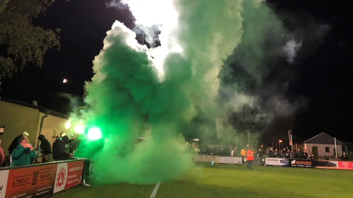 Auftakt zum stimmungsvollen Pokalspiel: Die Fans des gastgebenden SG Einheit Zepernick begrüßten die Mannschaften auf eine farbenreiche Art. Beinahe drei Stunden packender Fußball wurden geboten. Daran trägt Union Klosterfelde ebenso seinen Anteil.