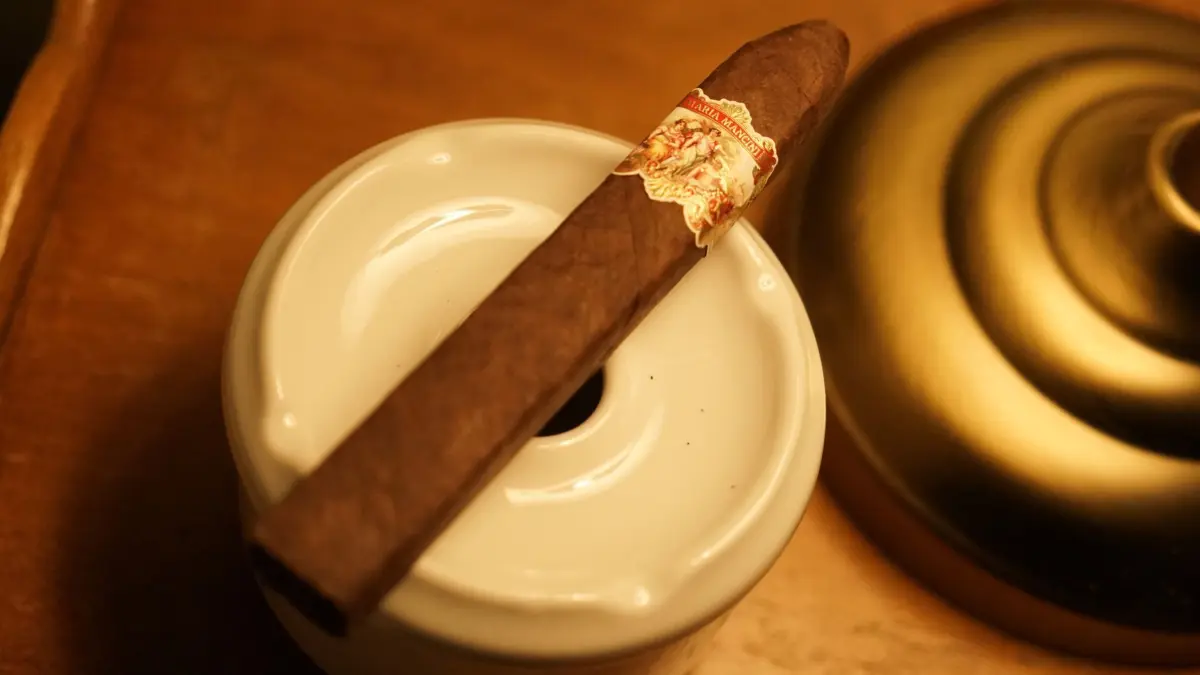 Zigarre im „Berghotel Schatzalp“: ARCHIV - Hans Castorp, tragischer Protagonist in «Der Zauberberg», ist ein Fan von Zigarren. Heutige Hotelgäste können seine Marke aus dem Humidor an der Hotelbar kaufen. (zu dpa: «100 Jahre «Der Zauberberg» - Mit Hans Castorp durch Davos») Foto: Stefan Weißenborn/dpa-tmn - Honorarfrei nur für Bezieher des dpa-Themendienstes +++ dpa-Themendienst +++