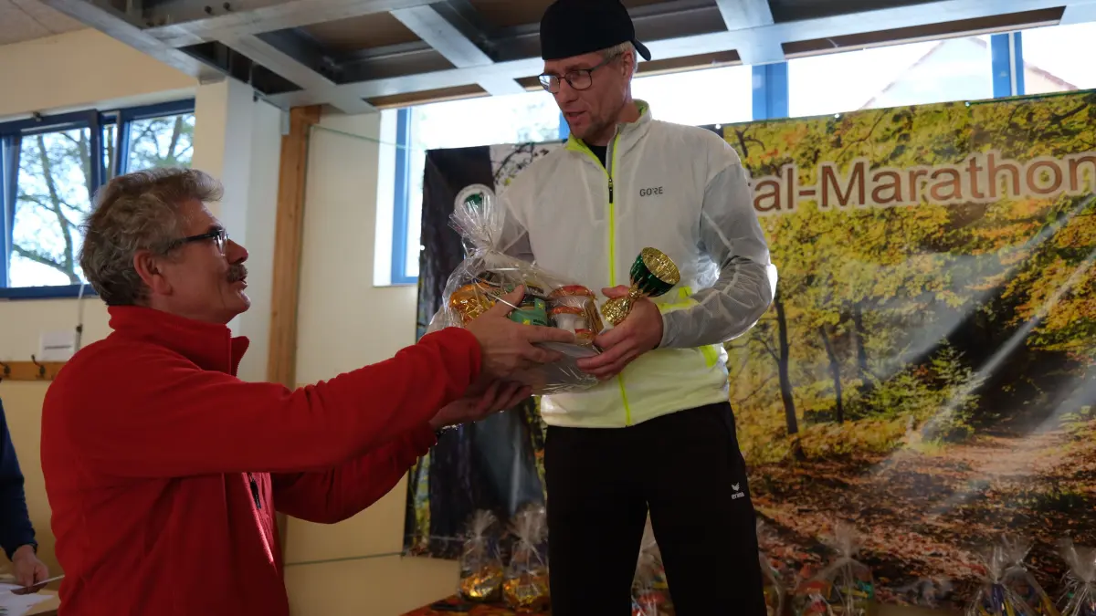 Erhält Siegerpokal und Ehrengeschenke: der langjährige Radsportler, aktuelle Läufer (Holzinger Sport Frankfurt) und Auto-Rallye-Fahrer Samuel Faruhn hat gerade den Streckenrekord beim Halbmarathon im Schlaubetal verbessert.