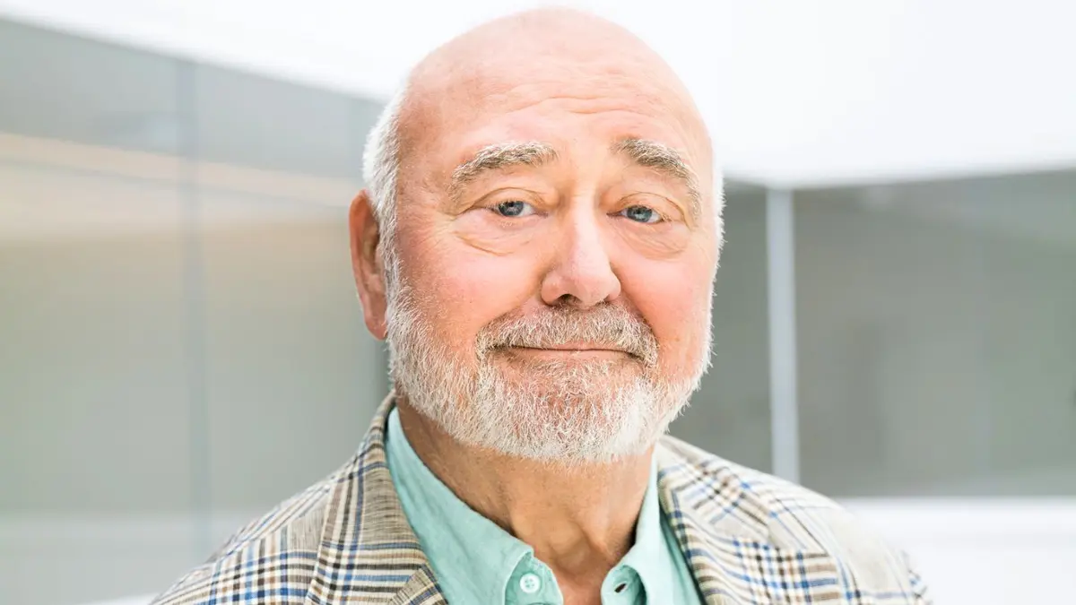 Schwedter Ex-Intendant und neue BSW-Abgeordnete Simon: HANDOUT - 14.10.2024, Brandenburg, Potsdam: Der frühere Intendant der Uckermärkischen Bühnen Schwedt, Reinhard Simon, ist Alterspräsident des Brandenburger Landtags. (zu dpa «Alterspräsident: «Faire Auseinandersetzung» statt Brandmauer») Foto: Benjamin Zibner/-/dpa - ACHTUNG: Nur zur redaktionellen Verwendung im Zusammenhang mit der aktuellen Berichterstattung und nur mit vollständiger Nennung des vorstehenden Credits +++ dpa-Bildfunk +++