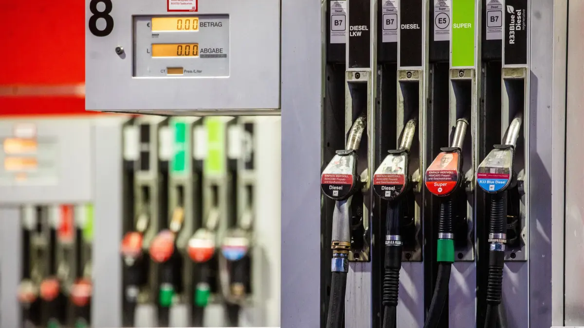 Blick auf mehrere Zapfsäulen einer Tankstelle. +++ dpa-Bildfunk +++