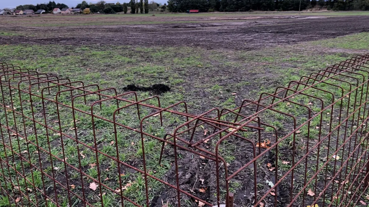 Nur noch ein Absperrzaun ist vom großen Gelände für den Trecker Treck Grüneberg zu sehen. Von dem tödlichen Unglück, bei dem ein 24-Jähriger am Sonnabend, 12. Oktober, von einem Trecker überrollt wurde, ist nichts zu sehen.