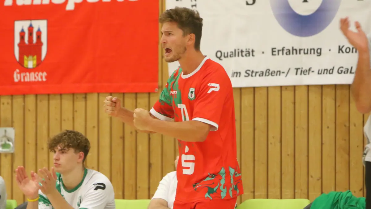 Volleyball, 3. Liga, SV Lindow-Gransee, Heimspiel gegen Pinneberg, Libero Thomas Schmidt (in Rot), Kandidat Sportler der Woche