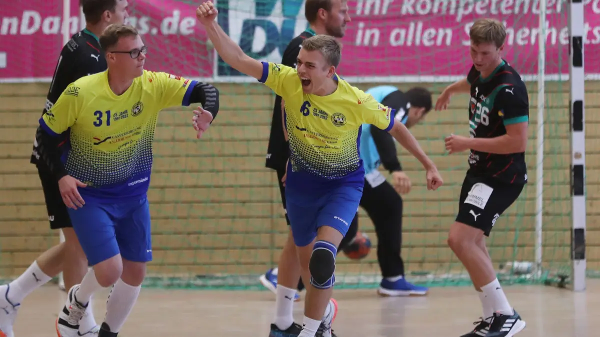 Jubil?umsspiel HC Angerm?nde - F?chse Berlin: Lukas Branding beim Torjubel, Marc Habermahn-K?hn will abklatschen