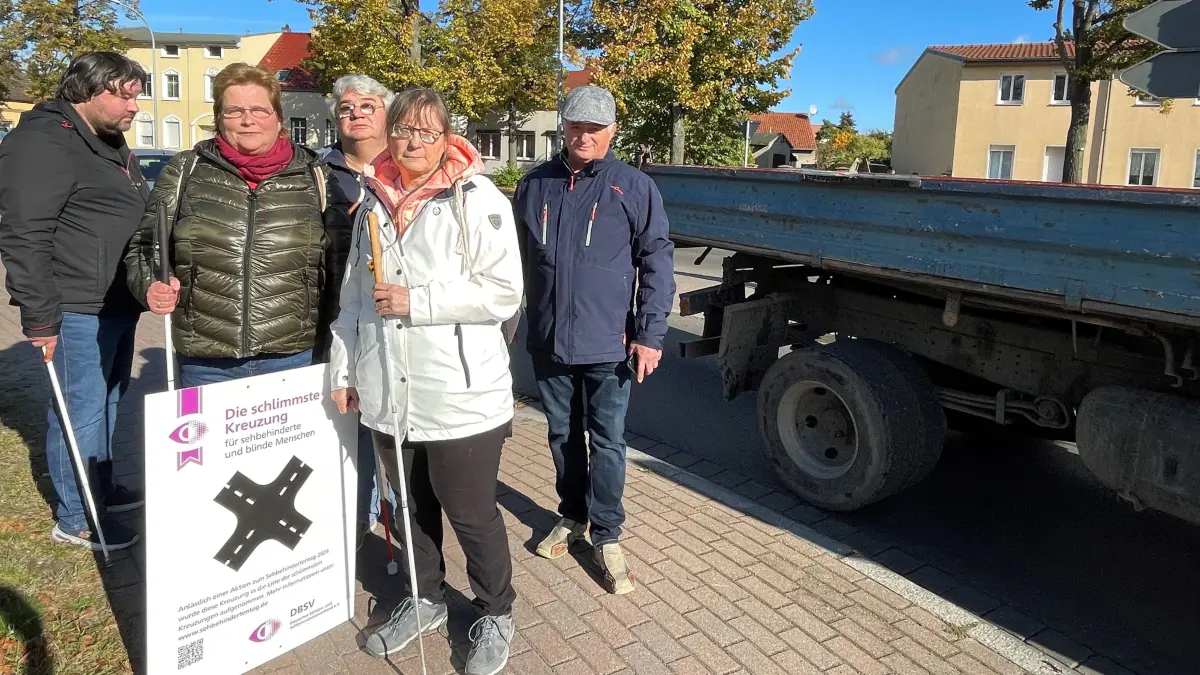 Trafen sich an der gefährlichsten Kreuzung Oranienburgs: Bezirksgruppe Oberhavel des Blinden- und Sehbehinderten Verbandes Brandenburg und Heinz Ließke (BVB/Freie Wähler).