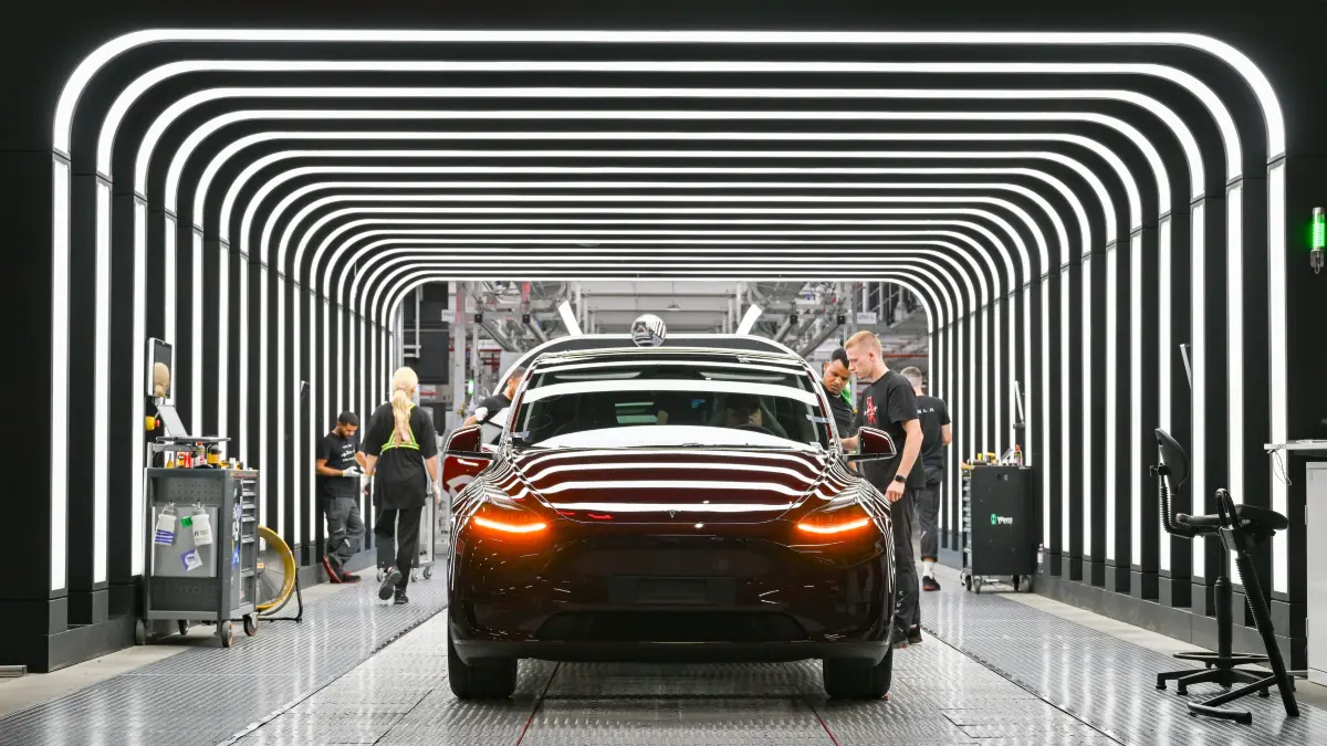 Die Endkontrolle bei der Produktion des Elektrofahrzeuges vom Typ Teslas Model Y in der Tesla-Gigafactory Berlin-Brandenburg. (zu dpa: «Tesla hält an Fabrikausbau fest - bei besserer Marktlage») +++ dpa-Bildfunk +++
