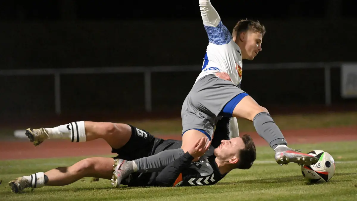 Fussball : Neuruppin, Fussball Brandenburgliga MSV Neuruppin - SV Zehdenick, Anton Bryzhchuk über SF Nicklas Hack
FOTO BENK 16.10.2024