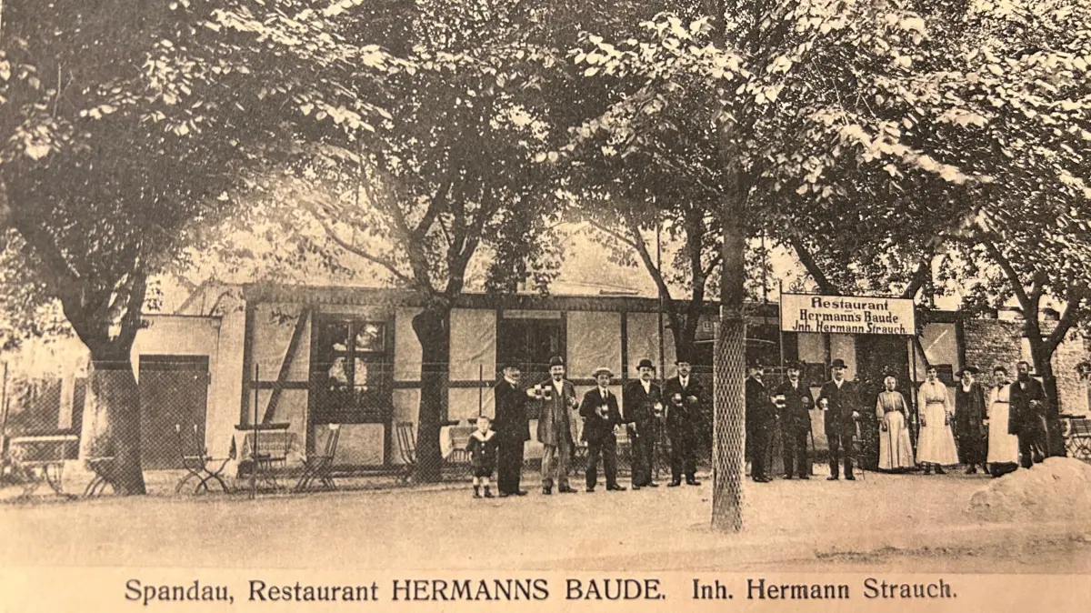 Damals hieß die Kneipe noch "Hermanns Baude". Ob das Foto bei der Eröffnung gemacht wurde ist nicht ganz klar, viel später war es aber nicht.