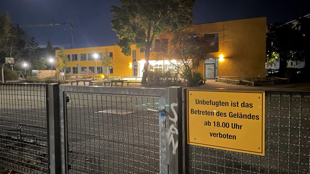Schule Grundschule Havelschule in Oranienburg an der Albert-Buchmann-Straße, abends nachts im Dunkeln, Probleme mit Vandalismus, Graffiti und Drogen, Stadt und Polizei offenbar machtlos, Plan jetzt: mehr Zäune und Videoüberwachung