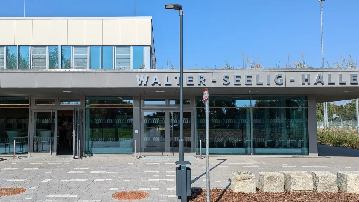 Walter-Seelig-Sporthalle in Panketal, Wasserschaden drei Wochen nach der Eröffnung, Ende September 2024 wieder geschlossen, 14.9.24
