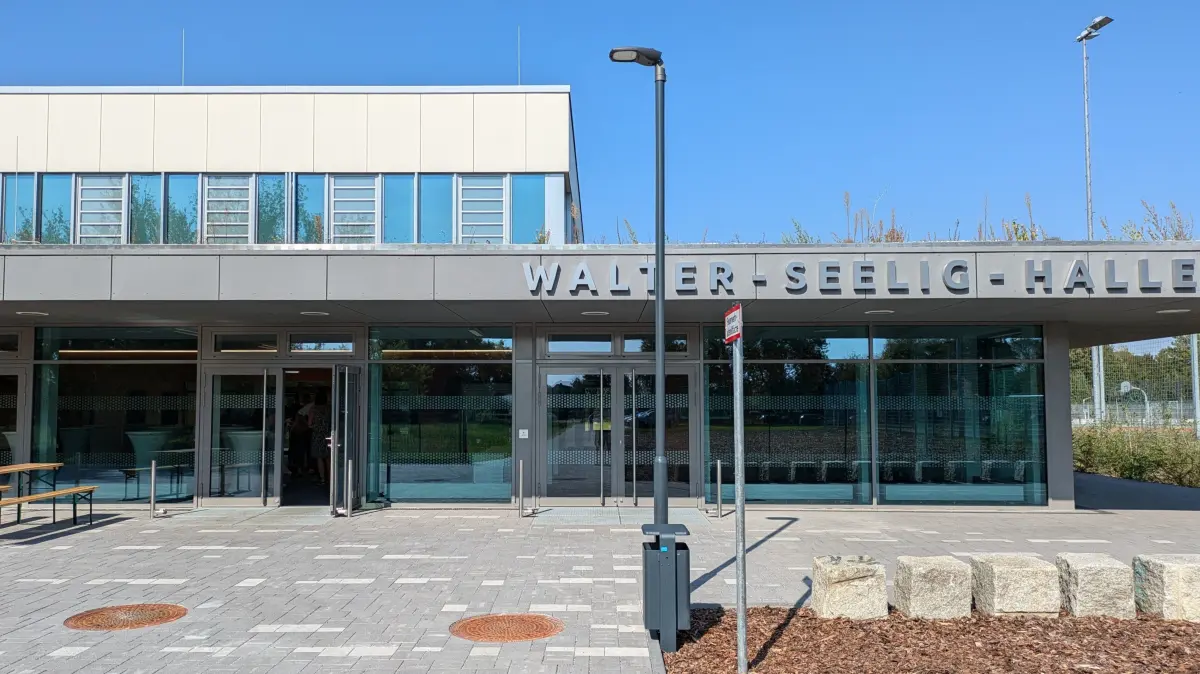 Walter-Seelig-Sporthalle in Panketal, Wasserschaden drei Wochen nach der Eröffnung, Ende September 2024 wieder geschlossen, 14.9.24