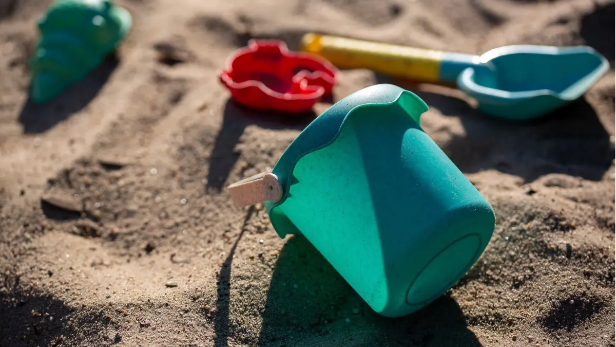 SYMBOLBILD - 09.05.2023, Berlin: Sandspielzeug liegt auf einem Spielplatz in einem Sandkasten. (zu dpa: «In Hessen gibt es sieben «Kinderfreundliche Kommunen»») Foto: Fernando Gutierrez-Juarez/dpa +++ dpa-Bildfunk +++