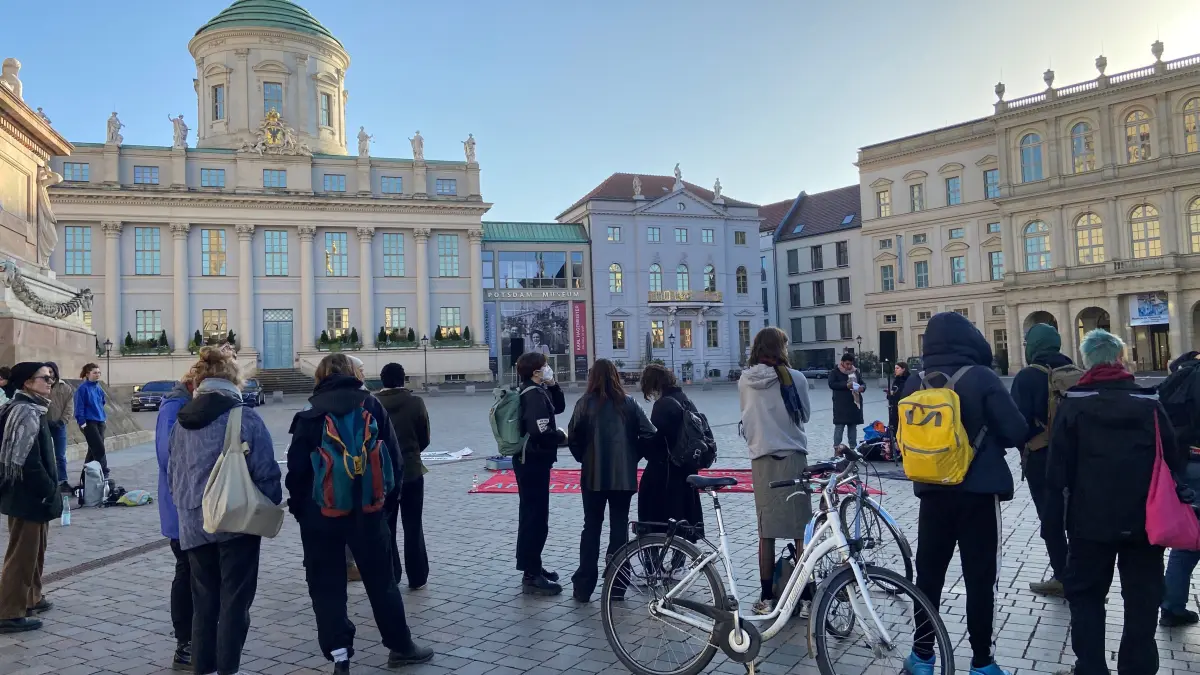 Demonstration auf dem Alten Markt in Potsdam.