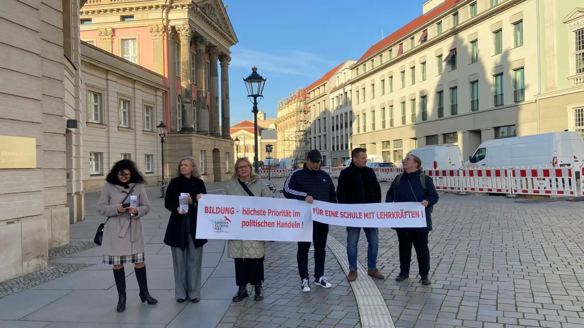 Am Eingang des Landtages forderten Vertreter des Landeselternrates Maßnahmen gegen den Lehrermangel in Brandenburg.