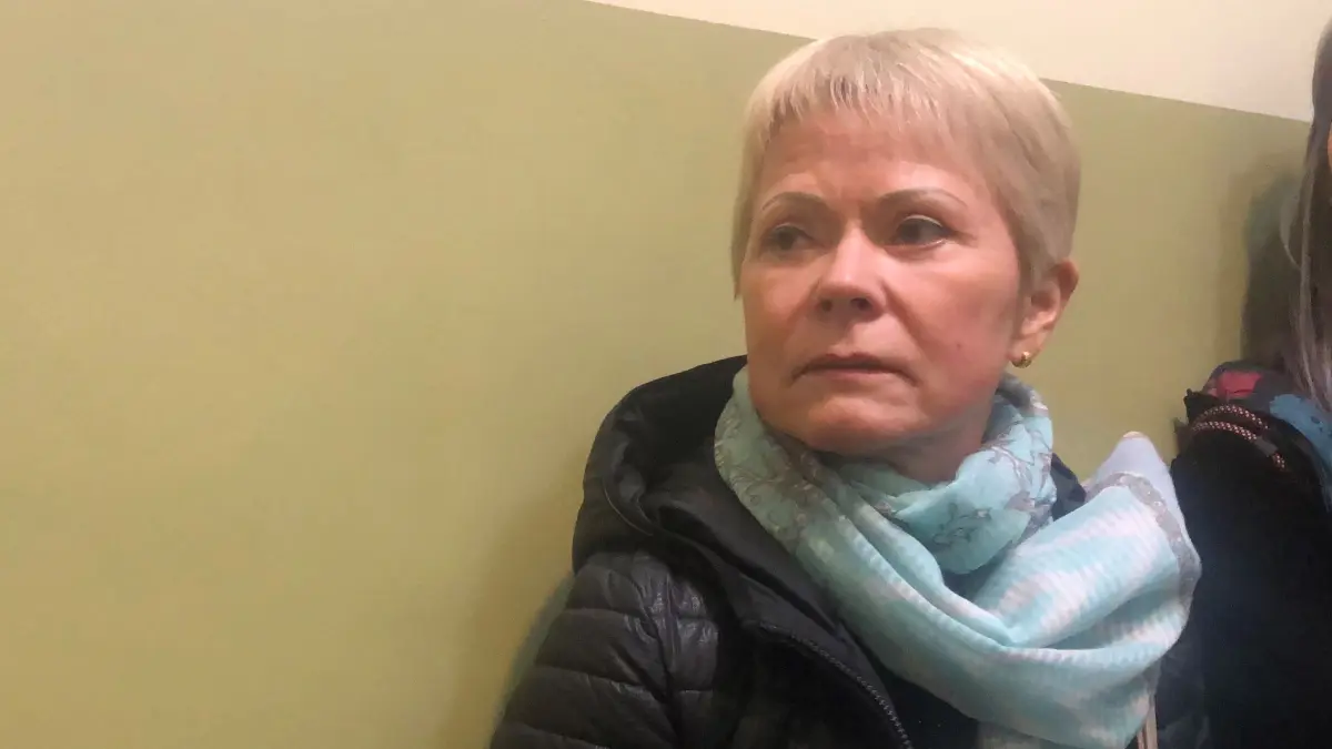 Die Gynäkologin Maria Kubisa behandelt Frauen in Polen und in Brandenburg. In Stettin wartet sie mit Patientinnen, die sich solidarisch zeigen, darauf, dass der Richter in den Saal bittet.