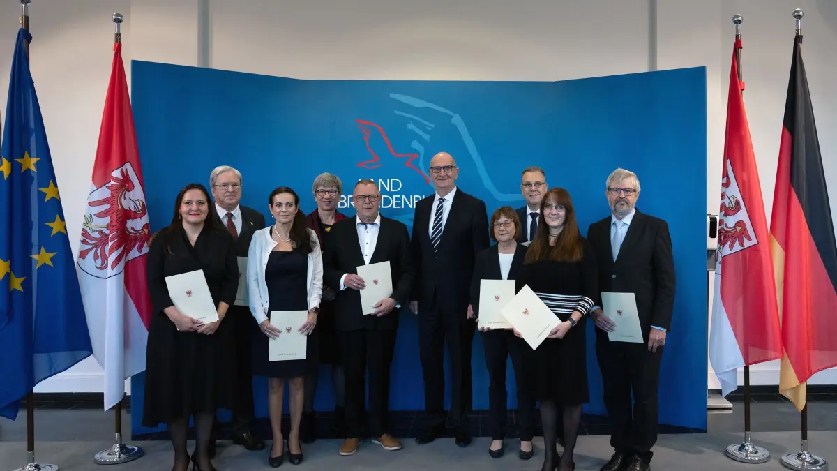 Ministerpräsident Woidke übergibt Dankesurkunden: 17.10.2024, Brandenburg, Potsdam: Dietmar Woidke (M, SPD), Ministerpräsident von Brandenburg, hat eine Dankesurkunde und Blumen an die Minister seines Kabinetts übergeben. Manja Schüle (l-r, SPD), Brandenburger Ministerin für Wissenschaft, Forschung und Kultur, Jörg Steinbach (SPD), Brandenburger Minister für Wirtschaft, Arbeit und Energie, Susanne Hoffmann (CDU), Brandenburger Ministerin der Justiz, Kathrin Schneider (SPD), Brandenburger Ministerin und Chefin der Staatskanzlei, Michael Stübgen (CDU), Minister des Innern und für Kommunales des Landes Brandenburg, Ursula Nonnemacher (Bündnis 90/Die Grünen), Brandenburger Ministerin für Soziales, Gesundheit, Integration und Verbraucherschutz, Rainer Genilke (CDU), Brandenburger Minister für Infrastruktur und Landesplanung, Katrin Lange (SPD), Brandenburger Ministerin der Finanzen und für Europa, und Axel Vogel (Bündnis 90/Die Grünen), Brandenburger Minister für Landwirtschaft, Umwelt und Klimaschutz. Bis zur Wahl und Vereidigung einer neuen Landesregierung bleibt die Landesregierung im Amt und agiert als „geschäftsführende Regierung“. Foto: Soeren Stache/dpa +++ dpa-Bildfunk +++