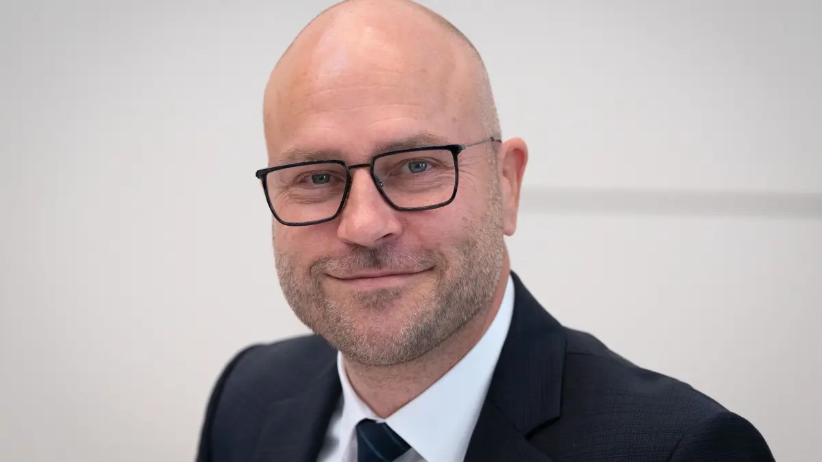 Konstituierende Sitzung Landtag Brandenburg: 17.10.2024, Brandenburg, Potsdam: Daniel Münschke, Kandidat der AfD für das Amt des Vizepräsidenten des Landtags, aufgenommen vor der Konstituierenden Sitzung des Landtags Brandenburg. Foto: Soeren Stache/dpa;POOL/dpa +++ dpa-Bildfunk +++