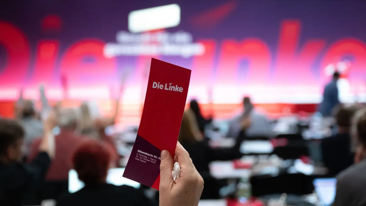 Bundesparteitag Die Linke: 18.10.2024, Sachsen-Anhalt, Halle (Saale): Eine Delegierte stimmt auf dem Bundesparteitag der Partei Die Linke in Halle/Saale mit ihrer Stimmkarte. Nach einer Serie von Wahlniederlagen verabschieden sich die beiden Vorsitzenden mit einer Generaldebatte, bevor am Samstag (19.10.2024) ein neuer Vorstand gewählt wird. Foto: Hendrik Schmidt/dpa +++ dpa-Bildfunk +++