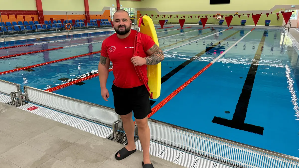 Der Rettungsschwimmer Andrej vor den Schwimmbahnen, die 25 Meter lang sind, mit einer Wassertemperatur von 28 Grad Celsius.