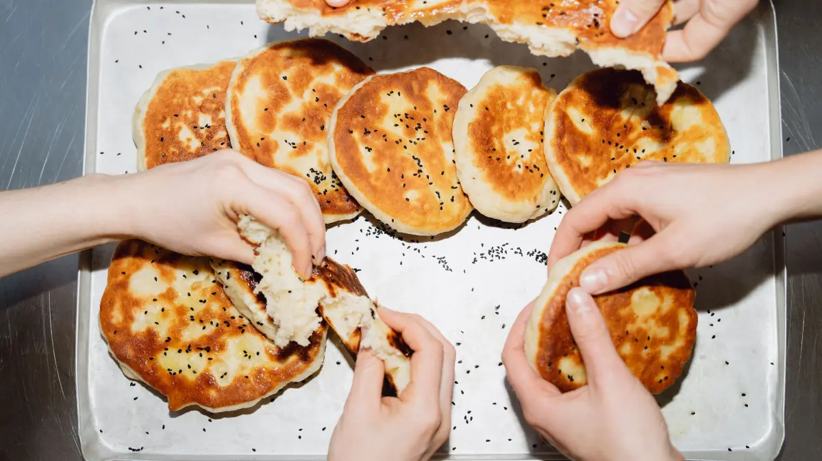 Wie funktioniert es, gutes Essen, wie dieses Naan Brot, in Kantinen zu machen?