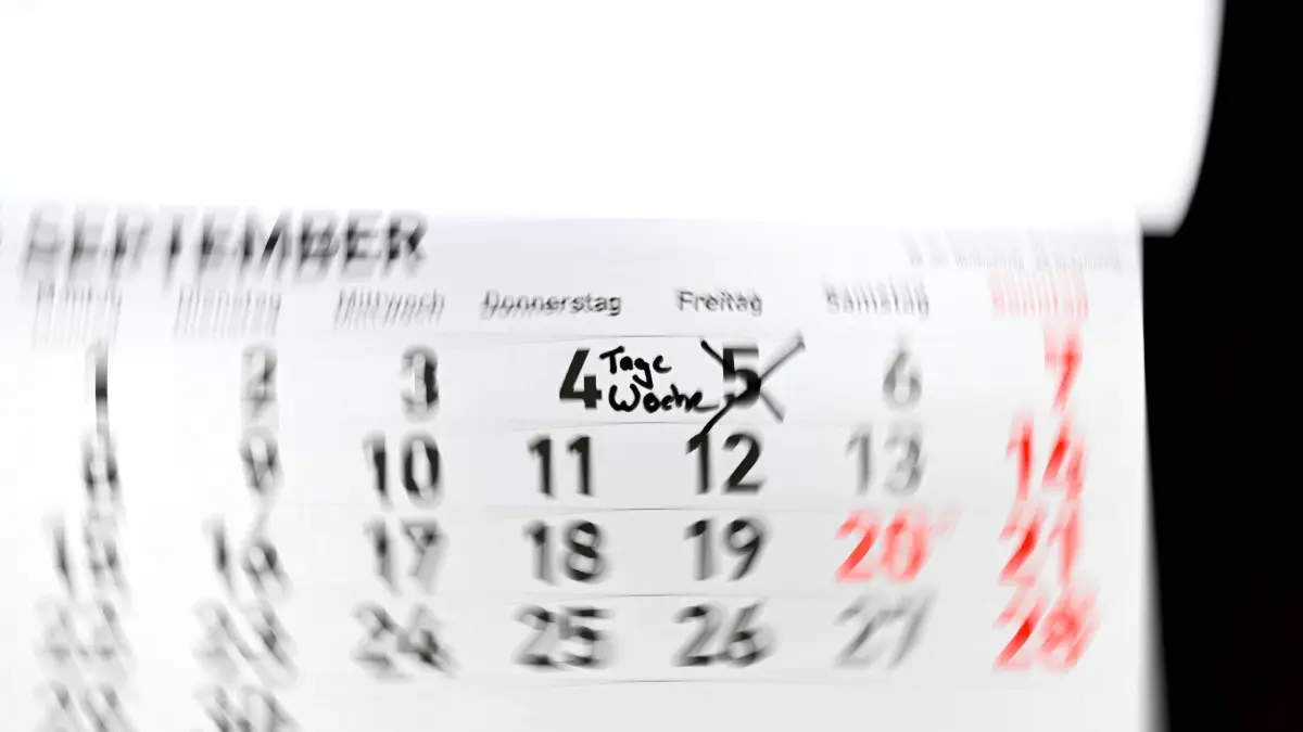 Vier-Tage-Woche: ILLUSTRATION - 14.10.2024, Bremen: ILLUSTRATION - Ein Kalender liegt auf einem Tisch. (zu dpa: «4-Tage-Woche ohne Lohneinbußen? Initiative stellt Studie vor») Foto: Sina Schuldt/dpa +++ dpa-Bildfunk +++