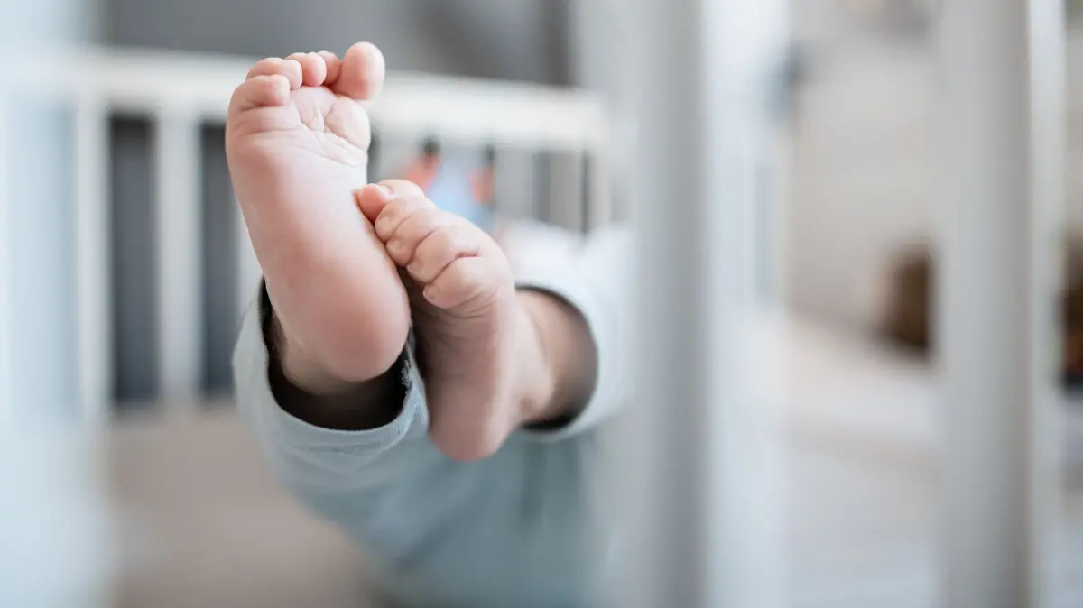 Ein Baby liegt in einem Beistellbett: ARCHIV - 30.12.2019, Nordrhein-Westfalen, Oberhausen: Einen kleinen Menschen auf die Welt zu bringen, kann für Frauen ein überwältigendes Ereignis sein: Doulas liefern emotionale Unterstützung. (zu dpa: «Babys in Kliniken - Ärzte und Pfleger in Türkei unter Betrugsverdacht») Foto: Fabian Strauch/dpa/dpa-tmn +++ dpa-Bildfunk +++