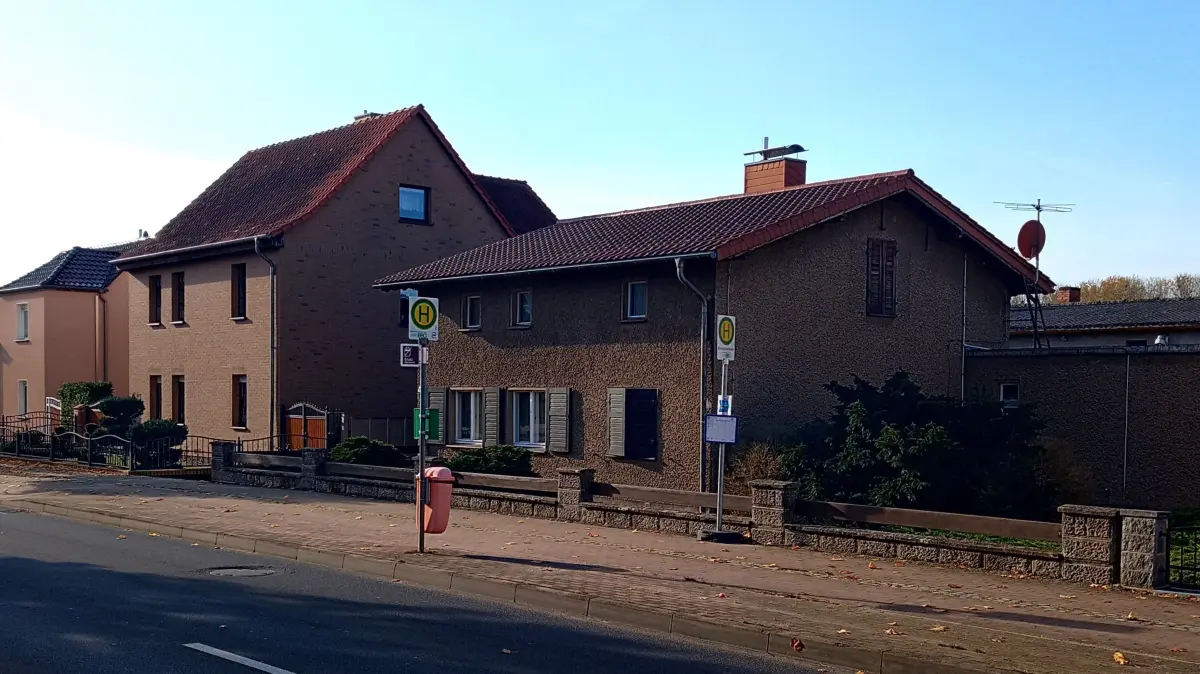 Eine Haltestelle an der Eberswalder Straße in Britz. Sitzgelegenheiten, Überdachung und Blindenleitstreifen fehlen hier völlig.