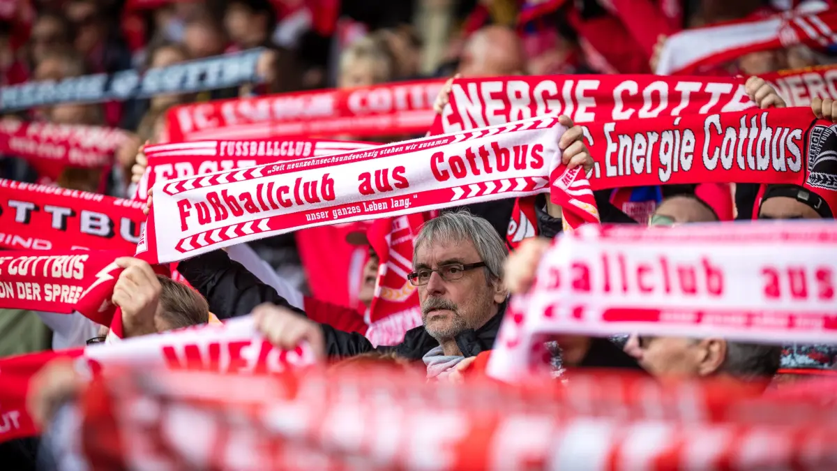 3. Bundesliga Saison 2024/25 FC Energie Cottbus vs. SV Sandhausen: 3. Bundesliga Saison 2024/25 FC Energie Cottbus vs. SV Sandhausen: Fans des FC Energie Cottbus zeigen ihre Fanschals.
(Wichtiger Hinweis: Der DFB untersagt die Verwendung von Sequenzbildern im Internet und in Online-Medien während des Spiels (einschließlich Halbzeit). Sperrfrist! Der DFB erlaubt die Publikation und Weiterverwertung der Bilder auf mobilfunkfähigen Endgeräten (insbesondere MMS) und über DVB-H und DMB erst nach Spielende.)