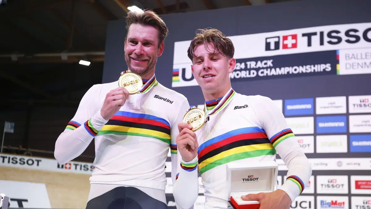 Bahnradsport-Weltmeisterschaften in Dänemark: 20.10.2024, Dänemark, Ballerup: Radsport/Bahn: Weltmeisterschaft, Madison, Männer. Deutschlands Roger Kluge (l) und Tim Torn Teutenberg stehen mit ihren Goldmedaillen auf dem Podium. Foto: Stefano Cavasino/LiveMedia/IPA/dpa +++ dpa-Bildfunk +++