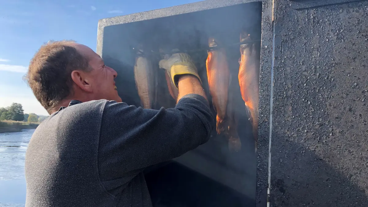 Fischer Karl-Heinz Gensch hängt für die Besucher beim Abfischen frischen Fisch in den Räucherofen. Da muss er auch mit dem aktuellen Trend gehen. Saibling ist angesagter als Karpfen.