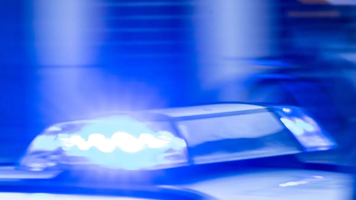 ARCHIV - 10.02.2024, Mecklenburg-Vorpommern, Rostock: Ein Streifenwagen der Polizei ist mit Blaulicht im Einsatz. (zu dpa: «Mann und Frau in Schwerin mit Machete bedroht») Foto: Jens Büttner/dpa +++ dpa-Bildfunk +++