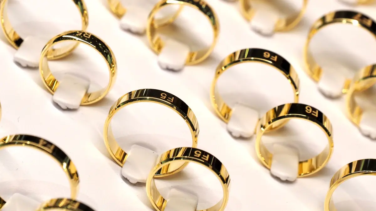 Illustration - Schmuck: ARCHIV - 14.02.2020, Bayern, München: Goldene Eheringe sind auf der Messe Inhorgenta bei einem Aussteller zu sehen. Die deutschen Juweliere haben im vergangenen Jahr mehr Umsatz mit weniger Schmuckstücken gemacht. (zu dpa: «Polizei sucht nach fünf jungen Schmuckdiebinnen») Foto: Carsten Hoefer/dpa +++ dpa-Bildfunk +++