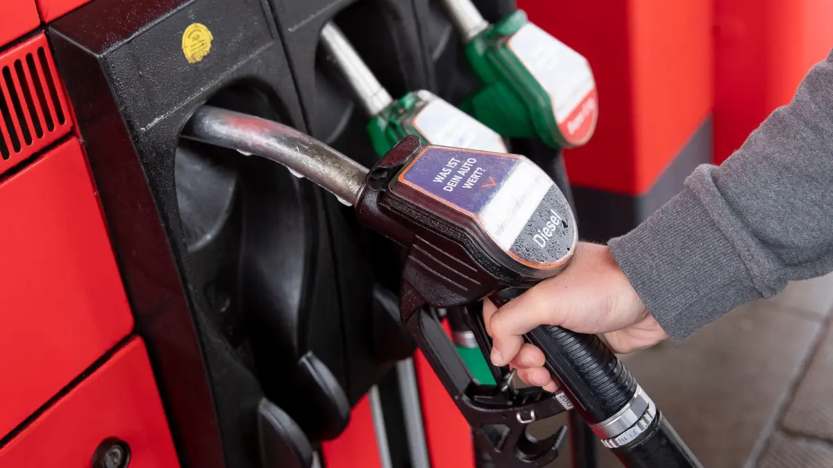 LLUSTRATION - Ein Autofahrer nimmt einen Diesel-Zapfhahn aus einer Tanksäule am einer Tankstelle. Vor dem langen Himmelfahrts-Wochenende müssen die Autofahrer an der Tankstelle tief in die Tasche greifen. Die Preise für die verschiedenen Spritsorten sind in den vergangenen Wochen und Monaten immer weiter gestiegen und haben eine Woche vor dem Feiertag kurzzeitig einen Höchststand erreicht. +++ dpa-Bildfunk +++