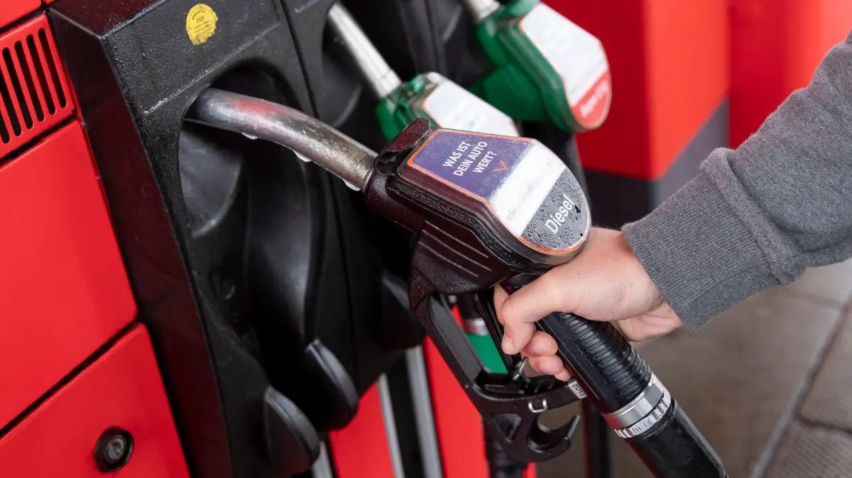 LLUSTRATION - Ein Autofahrer nimmt einen Diesel-Zapfhahn aus einer Tanksäule am einer Tankstelle. Vor dem langen Himmelfahrts-Wochenende müssen die Autofahrer an der Tankstelle tief in die Tasche greifen. Die Preise für die verschiedenen Spritsorten sind in den vergangenen Wochen und Monaten immer weiter gestiegen und haben eine Woche vor dem Feiertag kurzzeitig einen Höchststand erreicht. +++ dpa-Bildfunk +++