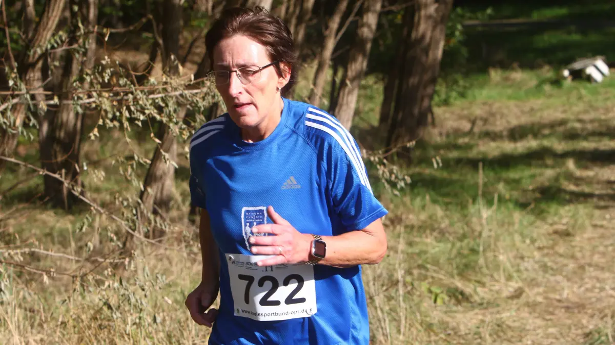 Hubertuslauf in Neuruppin: 49. Auflage, Kandidat Sportler der Woche, Anja Grothe-Kraft (Startnummer 722) im Spitzenfeld nach dem Start und auf der Strecke, Siegerin über 8 Kilometer