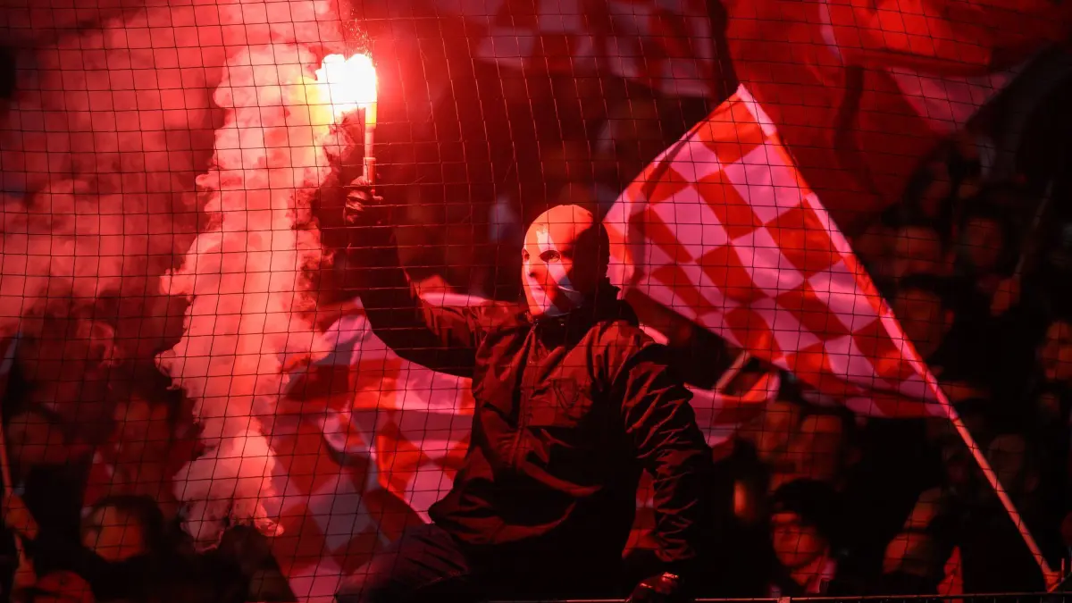 FC Erzgebirge Aue - FC Energie Cottbus: 22.10.2024, Sachsen, Aue: Fußball: 3. Liga, FC Erzgebirge Aue - FC Energie Cottbus, 11. Spieltag, Erzgebirgsstadion, Cottbuser Fans zünden Pyrotechnik. Foto: Robert Michael/dpa/ZB - Honorarfrei nur für Bezieher des Dienstes ZB-Funkregio Ost +++ ZB-FUNKREGIO OST +++