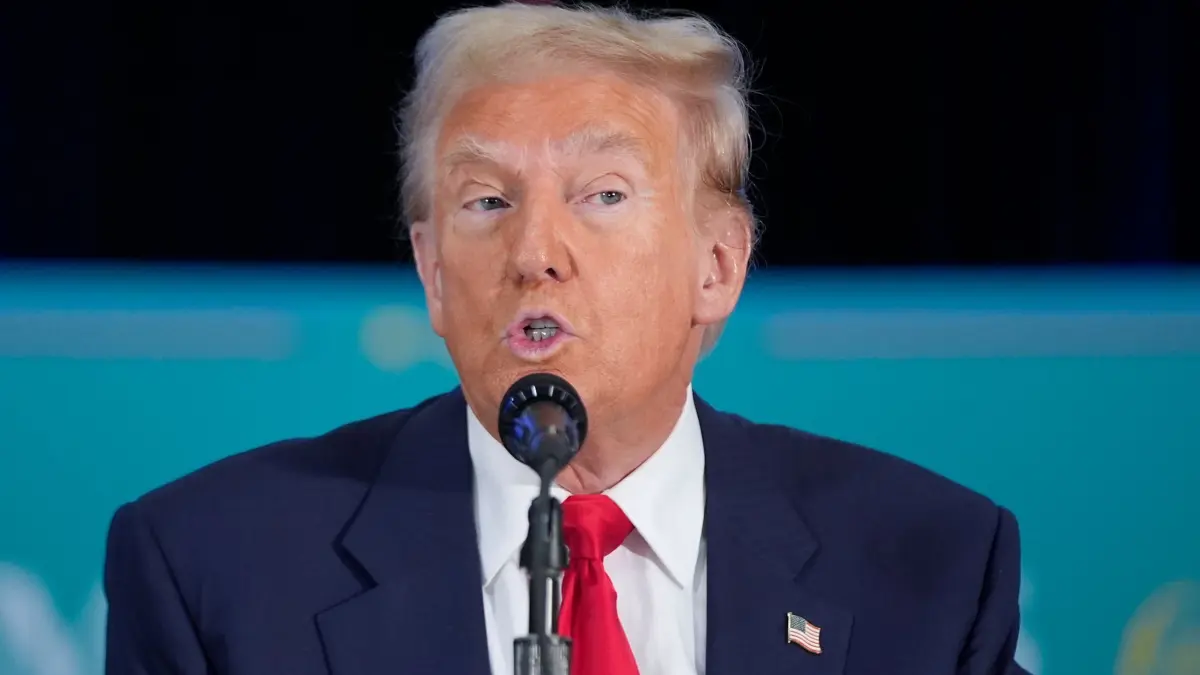 Wahlkampf in den USA - Trump in Florida: 22.10.2024, USA, Doral: Ein Bild des republikanischen Präsidentschaftskandidaten und ehemaligen Präsidenten Donald Trump ist zu sehen, bevor er an einem Rundtischgespräch mit führenden Politikern lateinamerikanischer Herkunft teilnimmt. Foto: Alex Brandon/AP +++ dpa-Bildfunk +++