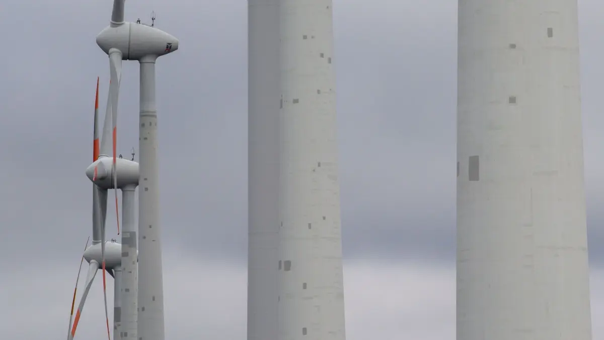 Landesregierung Sachsen-Anhalt beschließt Klimaschutzplan: 22.10.2024, Sachsen-Anhalt, Egeln: Windkrafanlagen stehen in einer Reihe mit weiteren Windrädern. Sachsen-Anhalts Minister für Wissenschaft, Energie, Klimaschutz und Umwelt gab am Nachmittag in der Landespressekonferenz die Ergebnisse des Klimaschutzkongresses Sachsen-Anhalt bekannt. Um langfristig mehr für den Klimaschutz zu tun, haben sich die Ministerien auf einen neuen Klimaschutzplan geeinigt. Damit sollen insgesamt 75 Maßnahmen umgesetzt werden. Seit 2022 hatten mehr als 120 Vertreter von Verbänden, Umweltschutzorganisationen und aus der Wirtschaft und Wissenschaft Maßnahmen für den Klimaschutz erarbeitet. Von den ursprünglich 85 Vorhaben seien 75 ausgewählt worden, die jetzt von den Ministerien umgesetzt werden sollen. Foto: Klaus-Dietmar Gabbert/dpa +++ dpa-Bildfunk +++