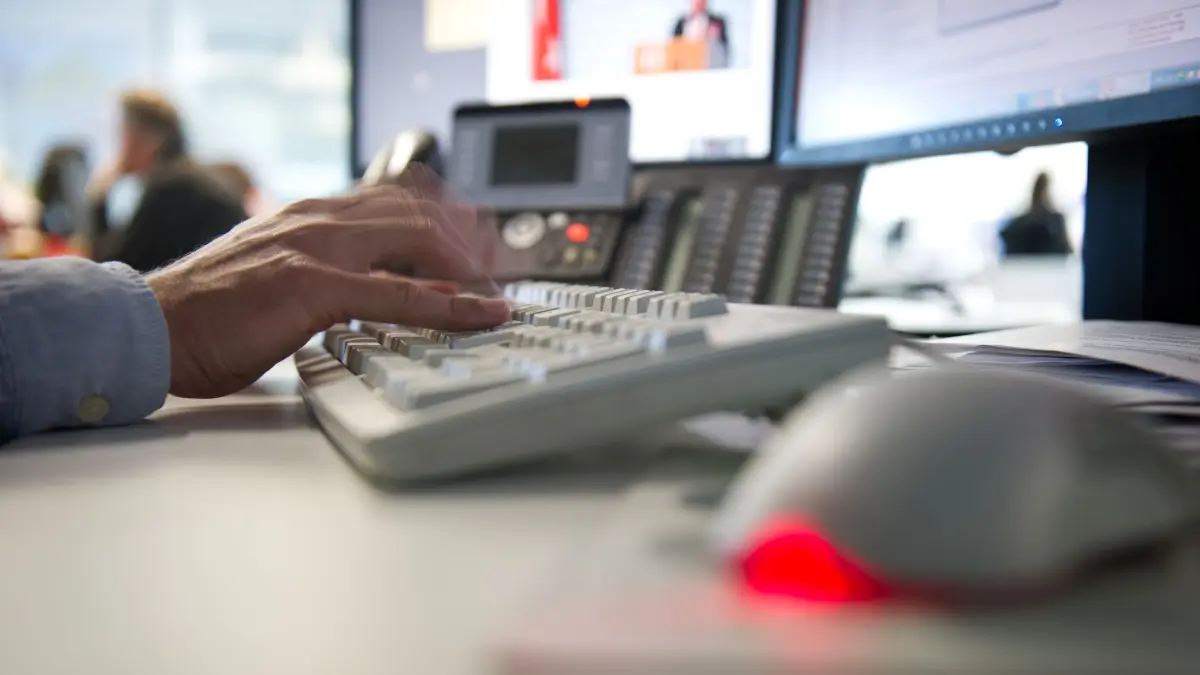 ILLUSTRATION - Ein Mann tippt einem Büro auf einer Tastatur. Fast jeder vierte Büroarbeiter in Deutschland ist einer Umfrage zufolge unzufrieden mit seinem Job. (zu dpa: «Büromöbelhändler Takkt schraubt Erwartungen für 2024 runter») +++ dpa-Bildfunk +++