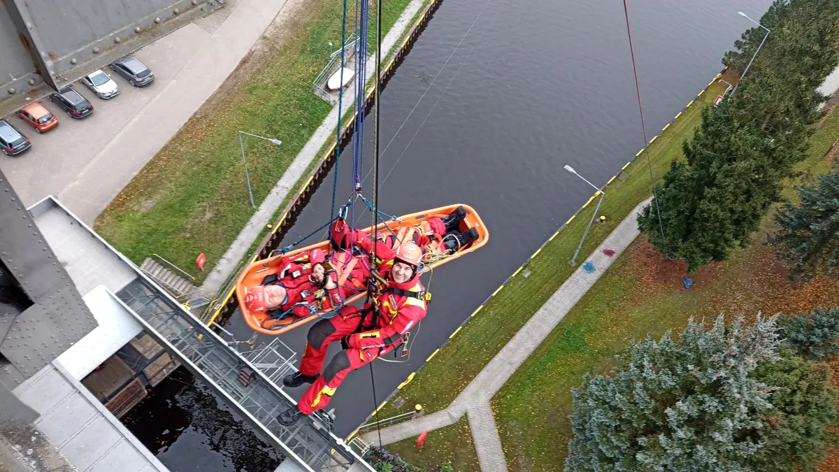 Entspanntes Lachen in schwindelerregender Höhe. Die Berliner Feuerwehr am alten Schiffshebewerk in Niederfinow.