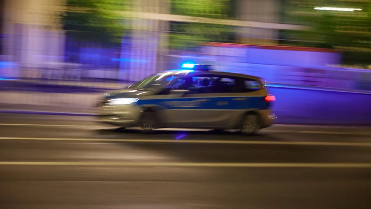 Polizei im Einsatz. In Biesenthal wurde ein Mädchen sexuell belästigt. Die Polizei ermittelt mit einem Phantombild nach dem mutmaßlichen Täter.