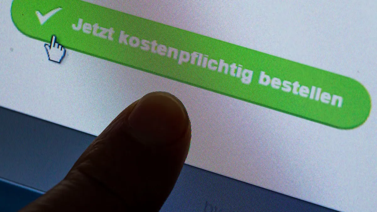 Einkaufen im Internet: ARCHIV - 04.11.2015, Mecklenburg-Vorpommern, Schwerin: ARCHIV - ILLUSTRATION - Der Button zur Bestätigung eines Einkaufs in einem Online-Shop im Internet auf einem Computermonitor, aufgenommen am 05.11.2015 in Schwerin (Mecklenburg-Vorpommern). Foto\ Jens Büttner/dpa (zu dpa: «Cybertrading mit Millionenschaden - Festnahme auf Zypern») Foto: Jens Büttner/dpa +++ dpa-Bildfunk +++
