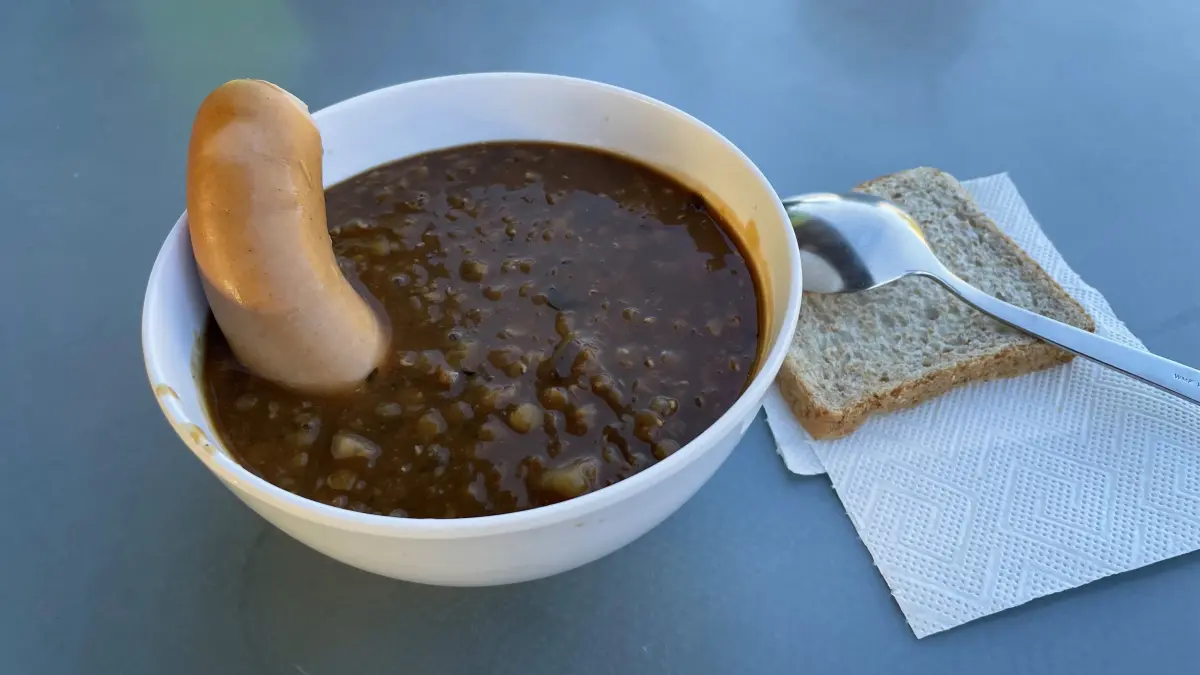 Gulaschkanone Feldküche Uwe Mathwig Velten Hausmannskost Linsensuppe mit Wurst